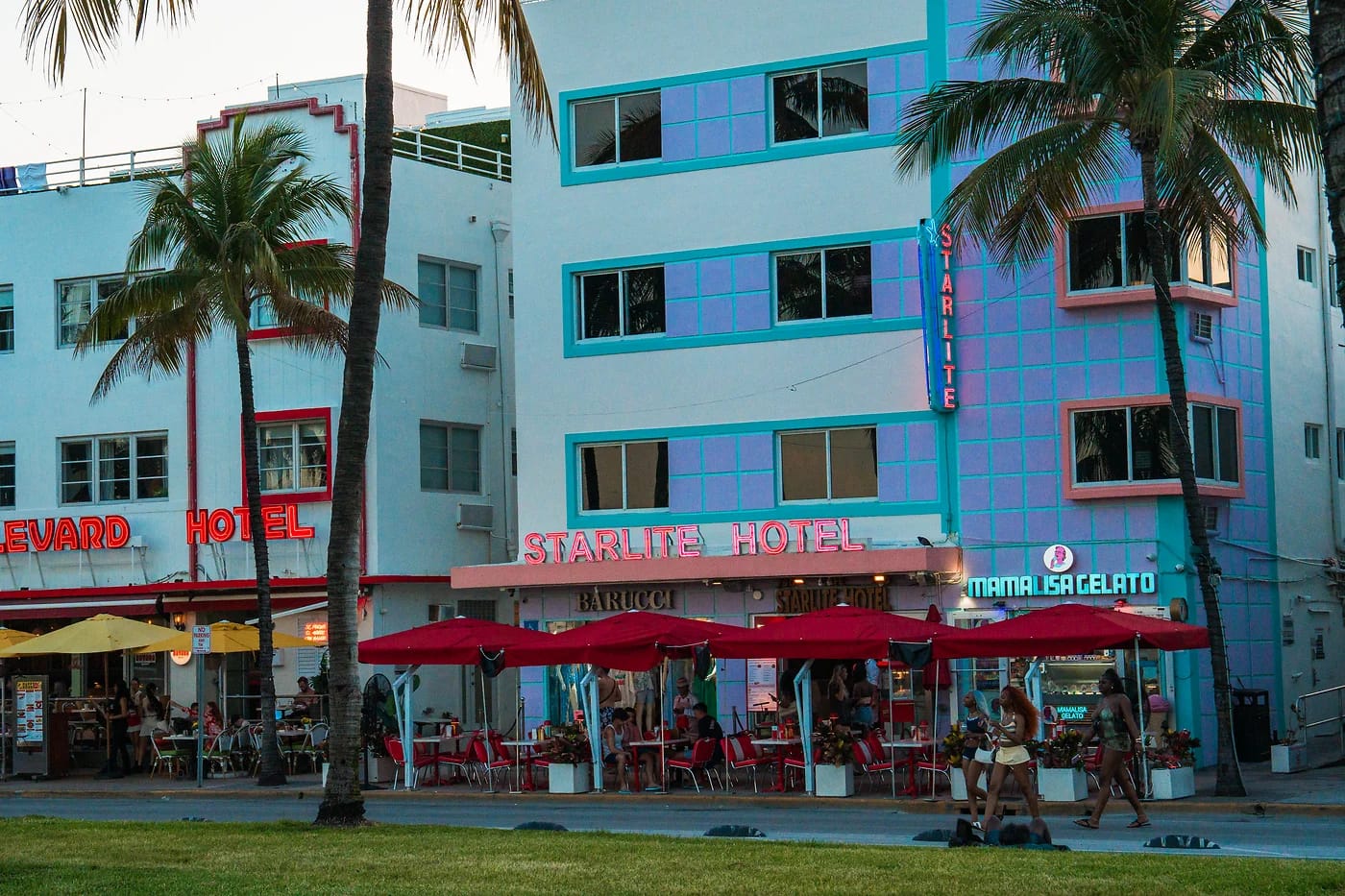 Miami Beachin värikkäät rantahotellit hämärässä