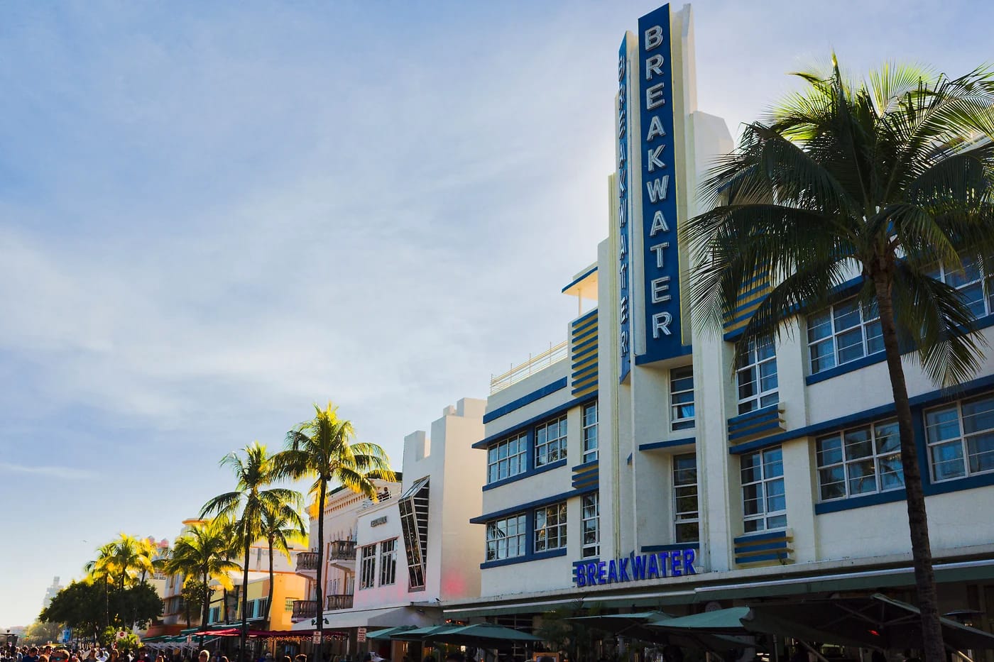 Art Deco -tyylinen Breakwater-hotelli Miami Beachillä