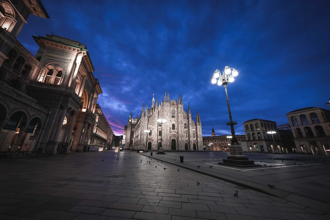 Duomo ja aukio sinisellä hetkellä