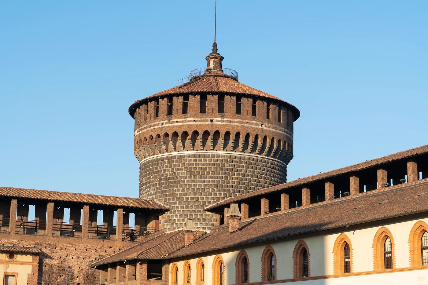Castello Sforzescon torni ja piha