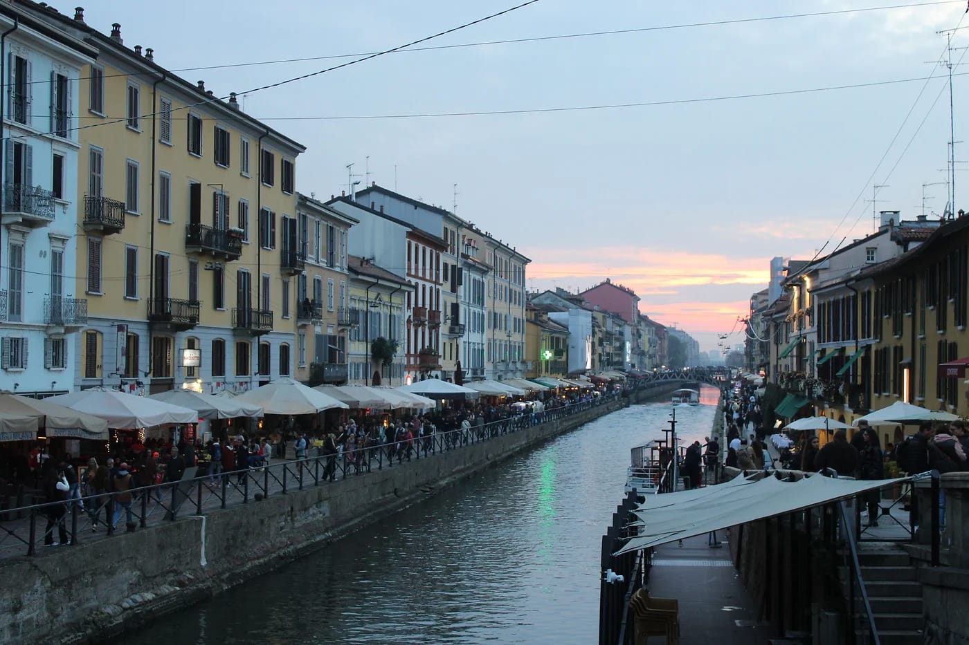 Naviglio Grande illalla terasseineen