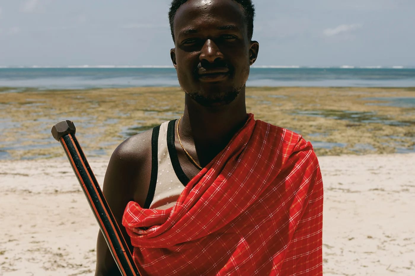 Maasai-mies perinteisessä asussa Mombasan rannalla