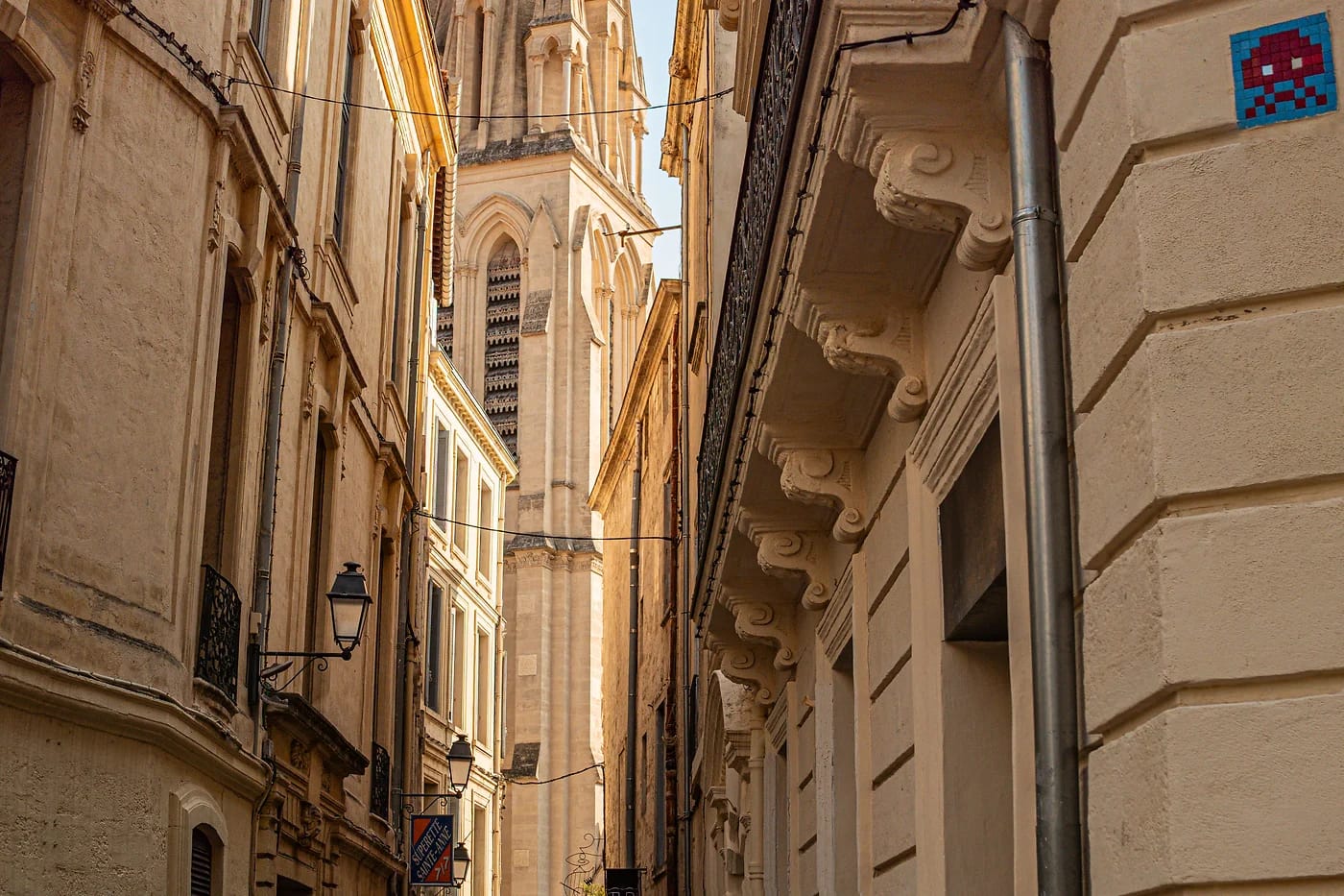 Kapea katu kohti kirkkoa Montpellier'ssa