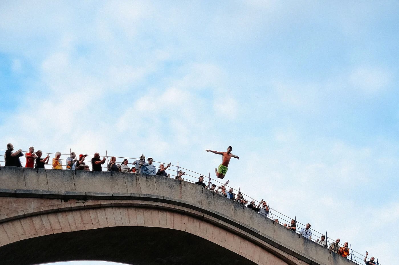 Sillanhyppääjä ja katsojat Stari Mostilla