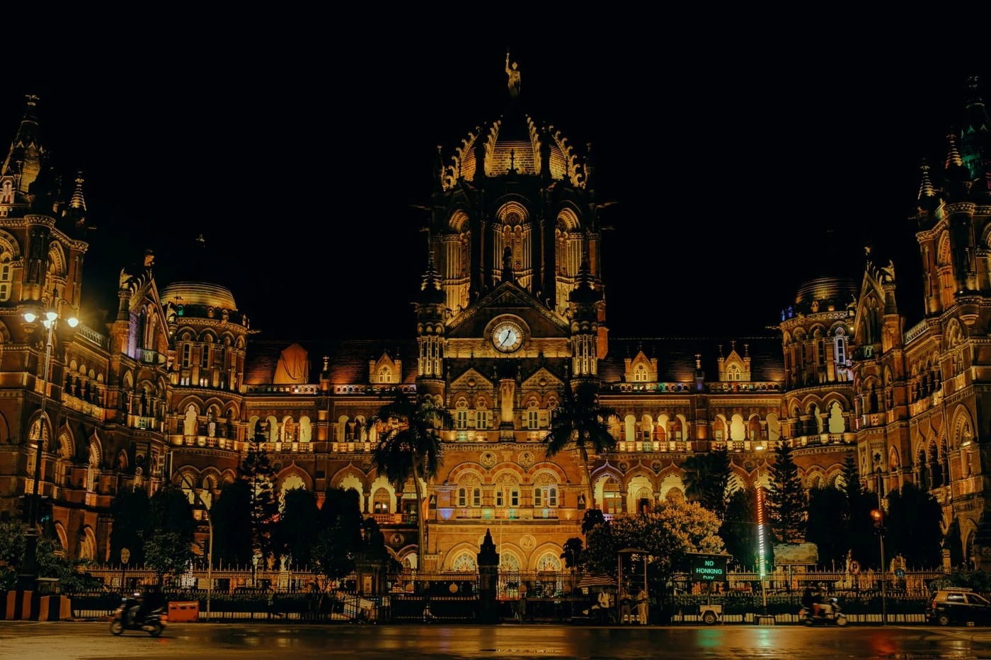 Chhatrapati Shivaji Terminus valaistuna yöllä