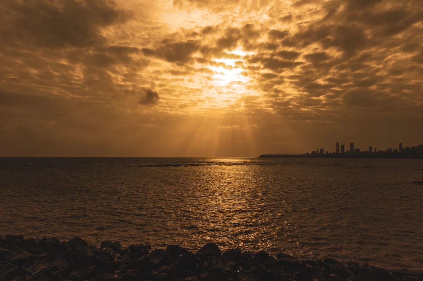 Auringonlasku Arabianmeren yllä Mumbaissa