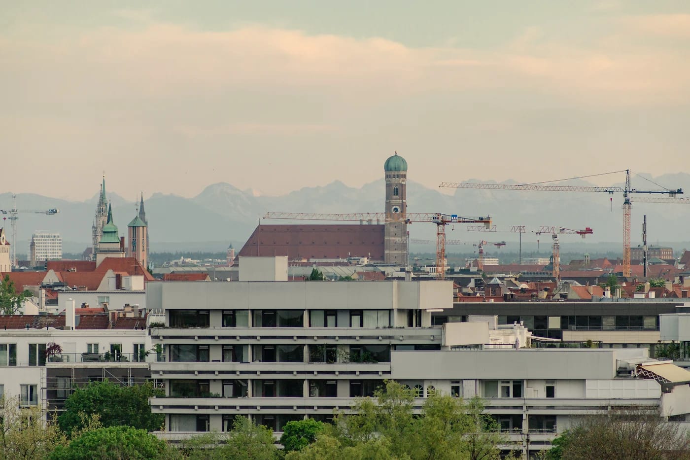 Münchenin siluetti, Frauenkirche ja Alpit taustalla