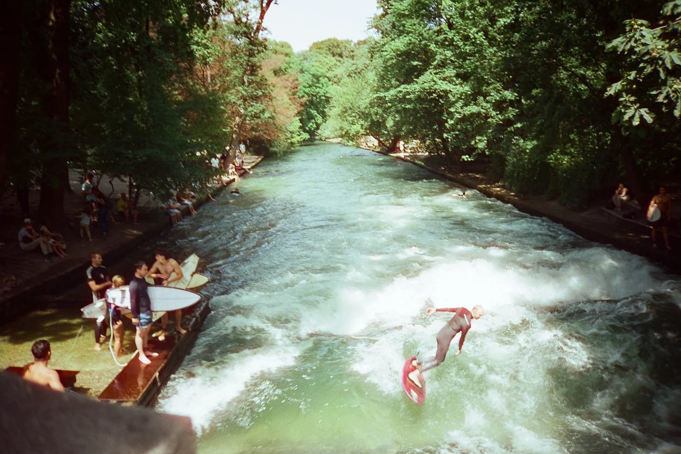 Surffareita Eisbach-purolla Englischer Gartenissa