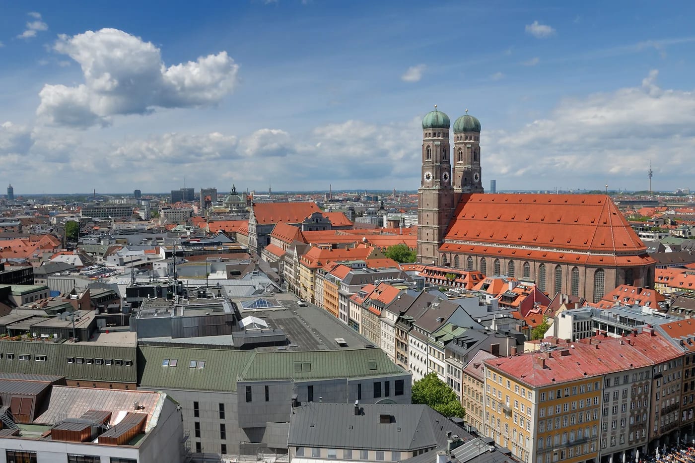 Frauenkirche kohoaa Münchenin kattojen yllä