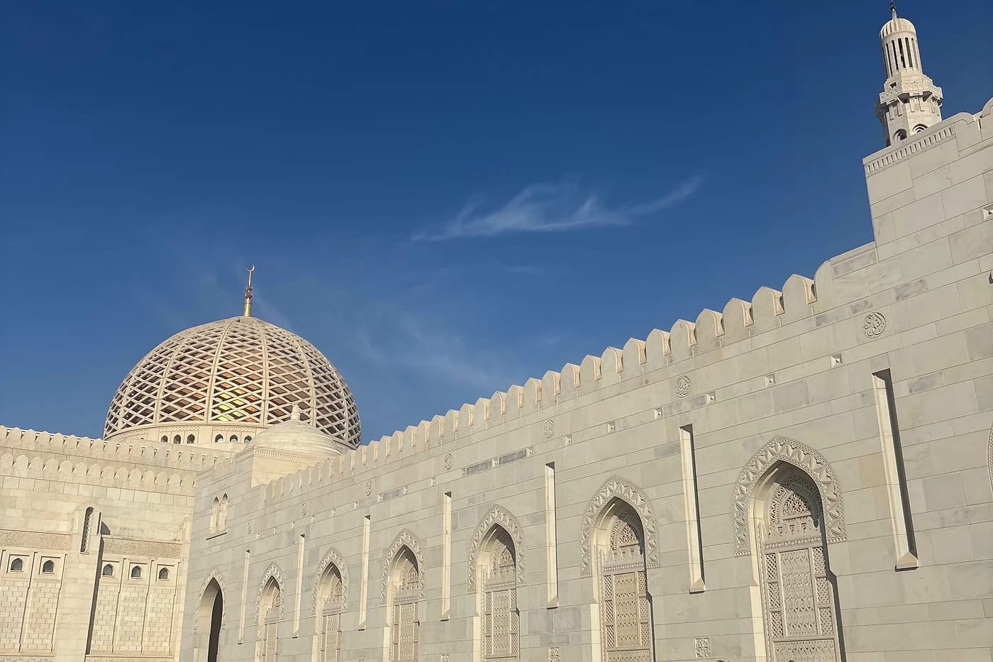 Sultan Qaboosin suurmoskeija kukkaistutuksineen Muscatissa
