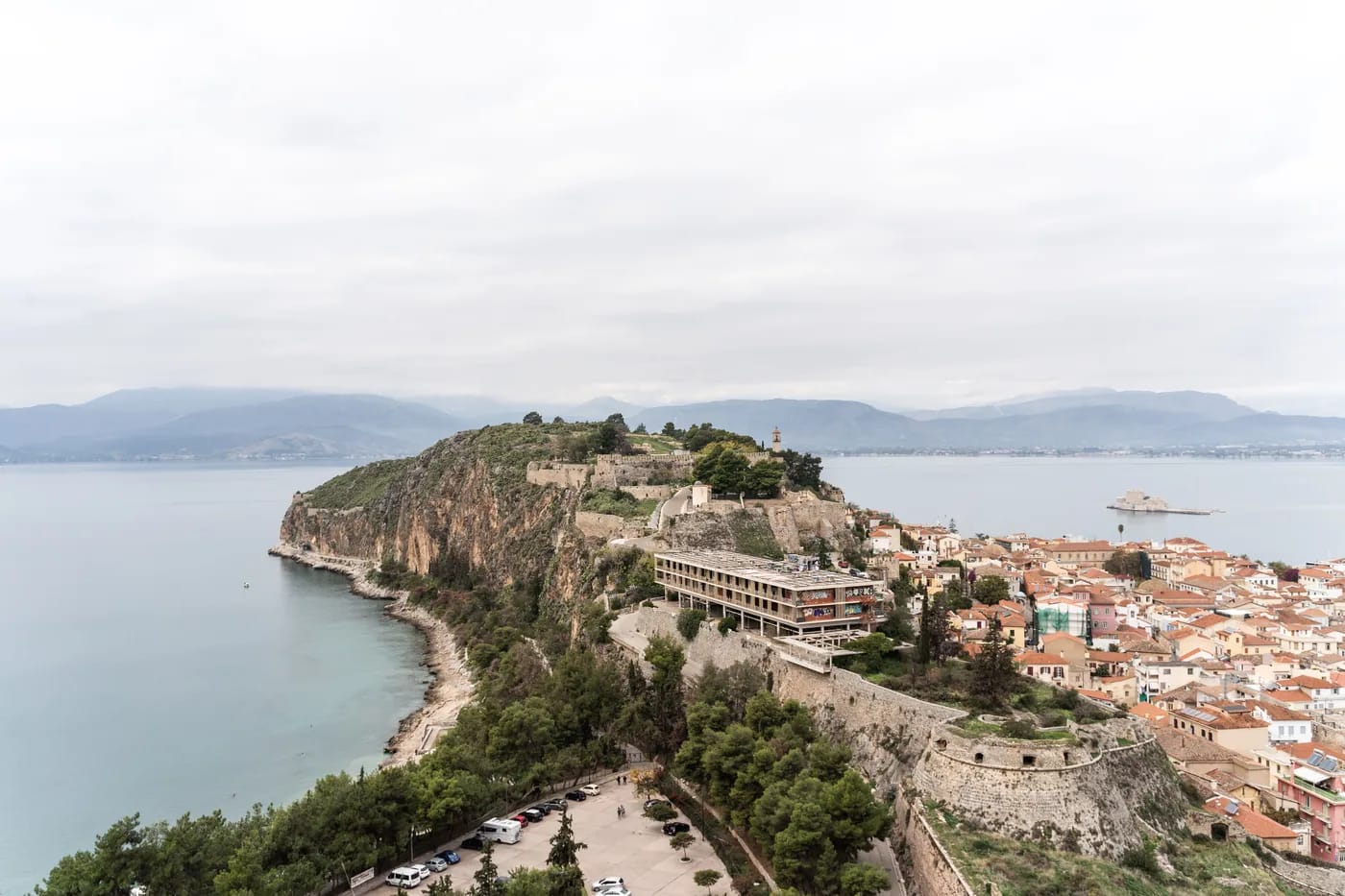 Ilmakuva Nafplion niemestä ja vanhastakaupungista