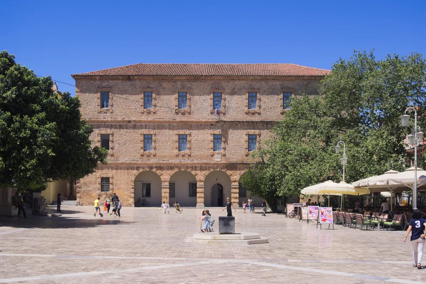 Nafplion arkeologinen museo Syntagma-aukiolla