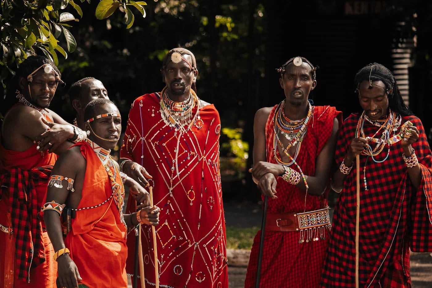 Maasai-tanssijoita perinneasuissa Nairobissa