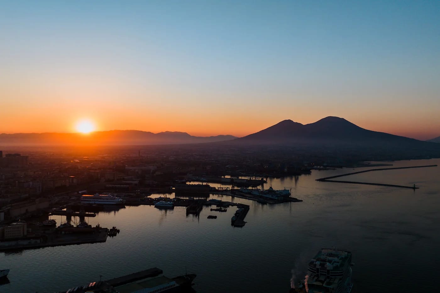 Napolinlahti ja Vesuvius auringonlaskussa