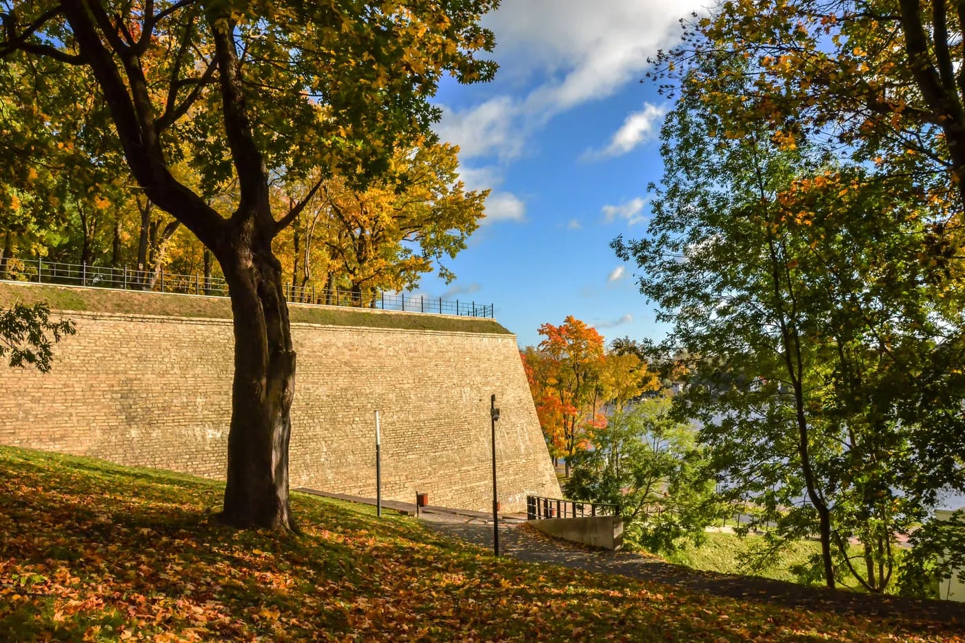 Victoria-bastionin vallit syysväreissä