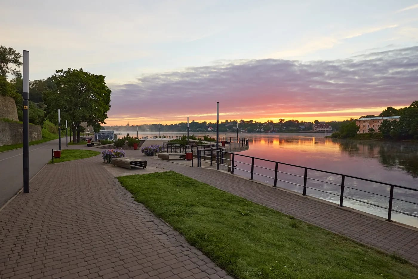 Jokipromenadi auringonlaskussa