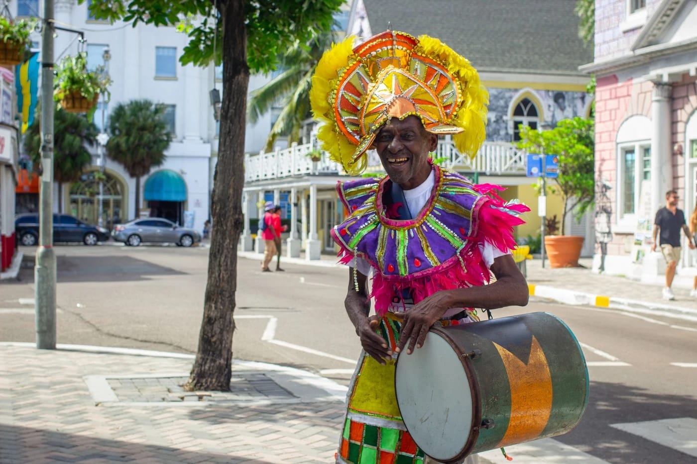 Junkanoo-esiintyjä värikkäässä asussa Nassaussa