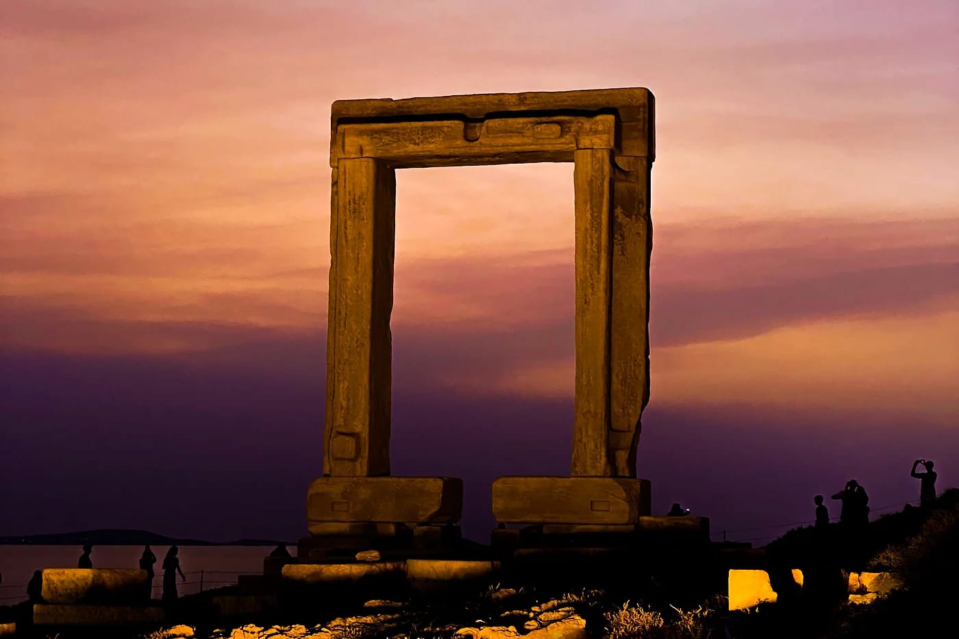 Portara auringonlaskussa Naxoksella