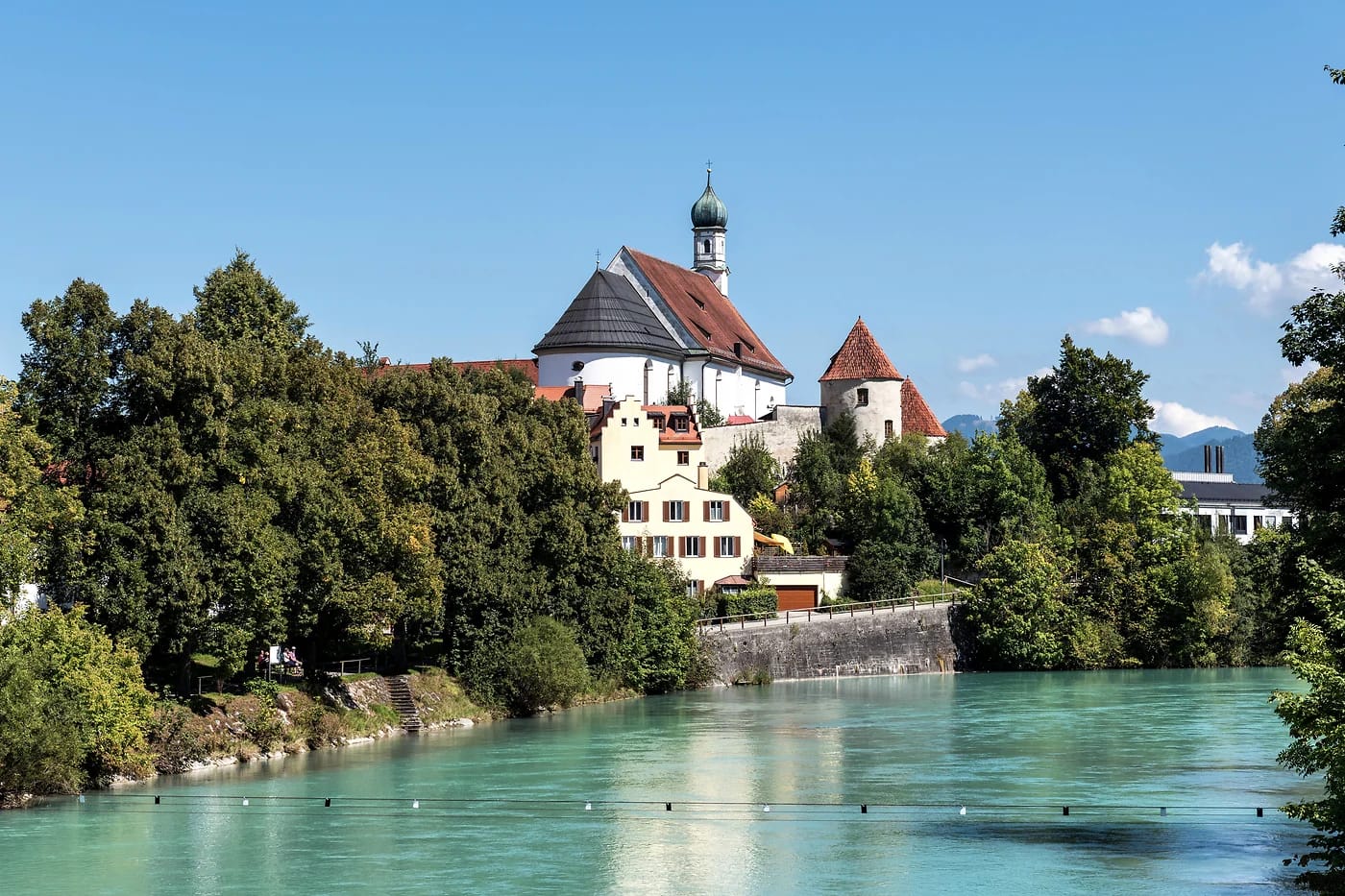 Füssenin kirkko ja Lech-joki