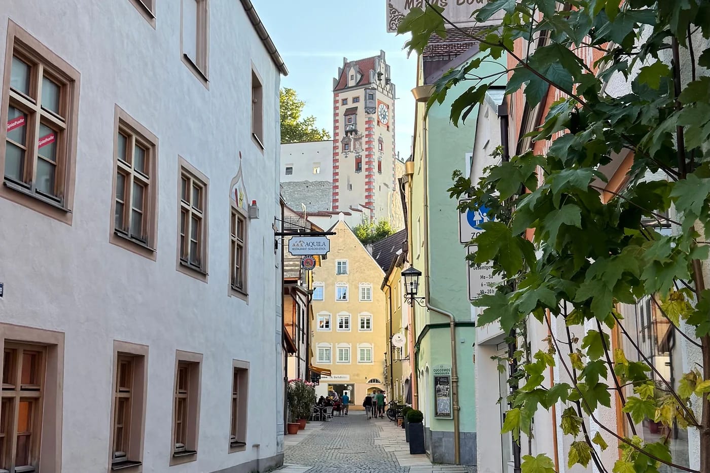 Füssenin mukulakivikatu ja kirkontorni