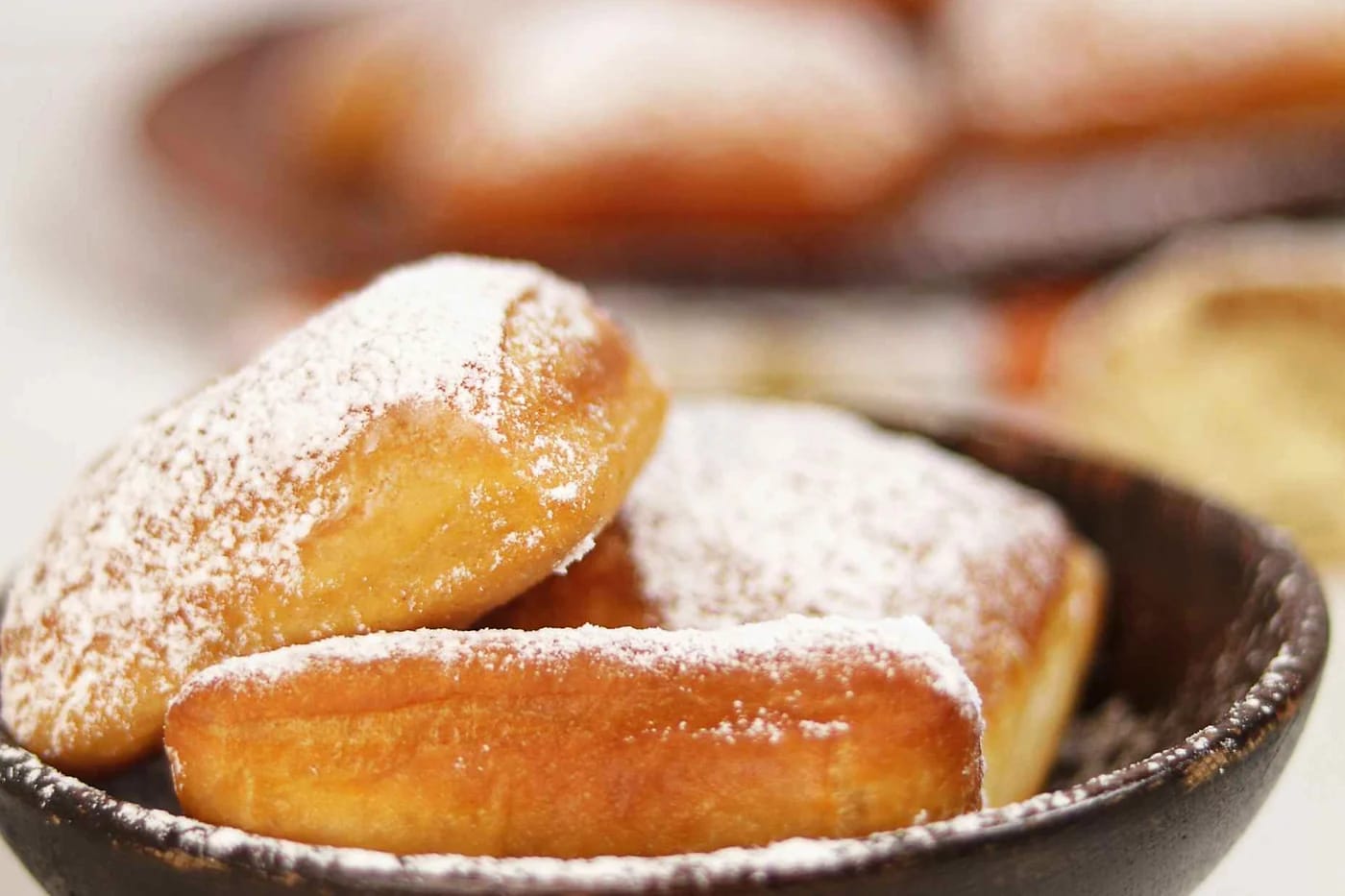 Tomusokeroituja beignet-munkkeja