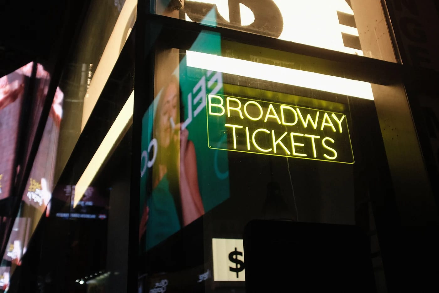 Broadway-lippujen neonkyltti New Yorkissa