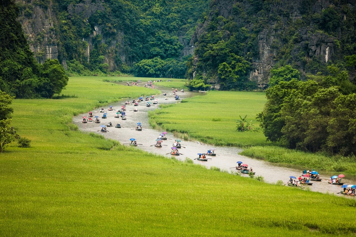 Soutuveneitä riisipeltojen halki Tam Cốcissa