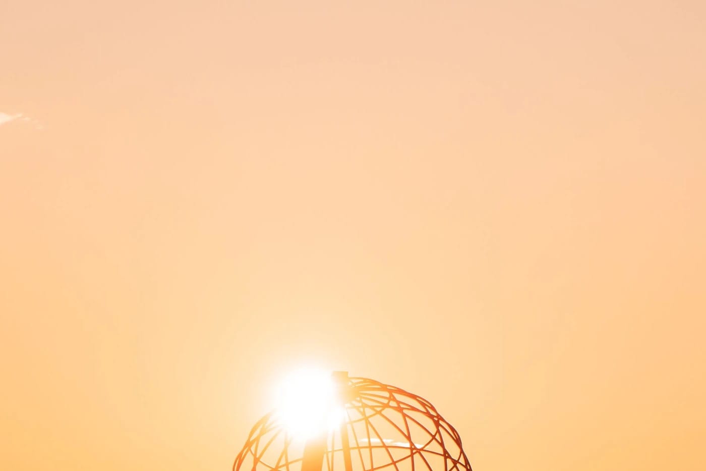 Aurinko maapalloveistoksen läpi Nordkapissa