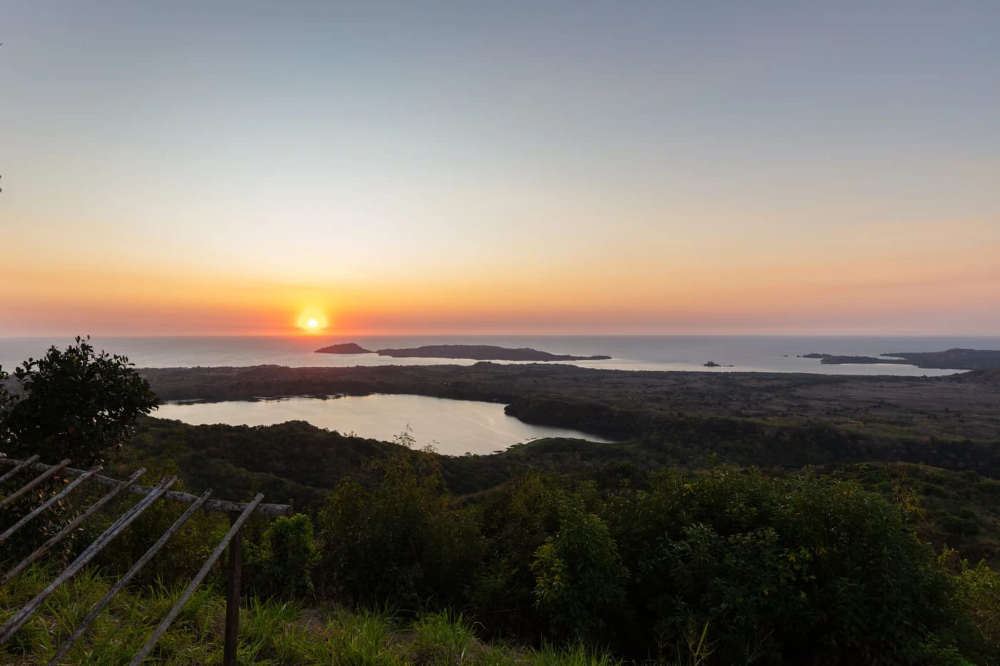 Auringonlasku Mont Passotilta kraatterijärven yllä