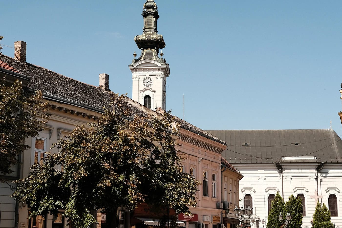 Neitsyt Marian kirkko ja aukio Novi Sadissa kesäpäivänä