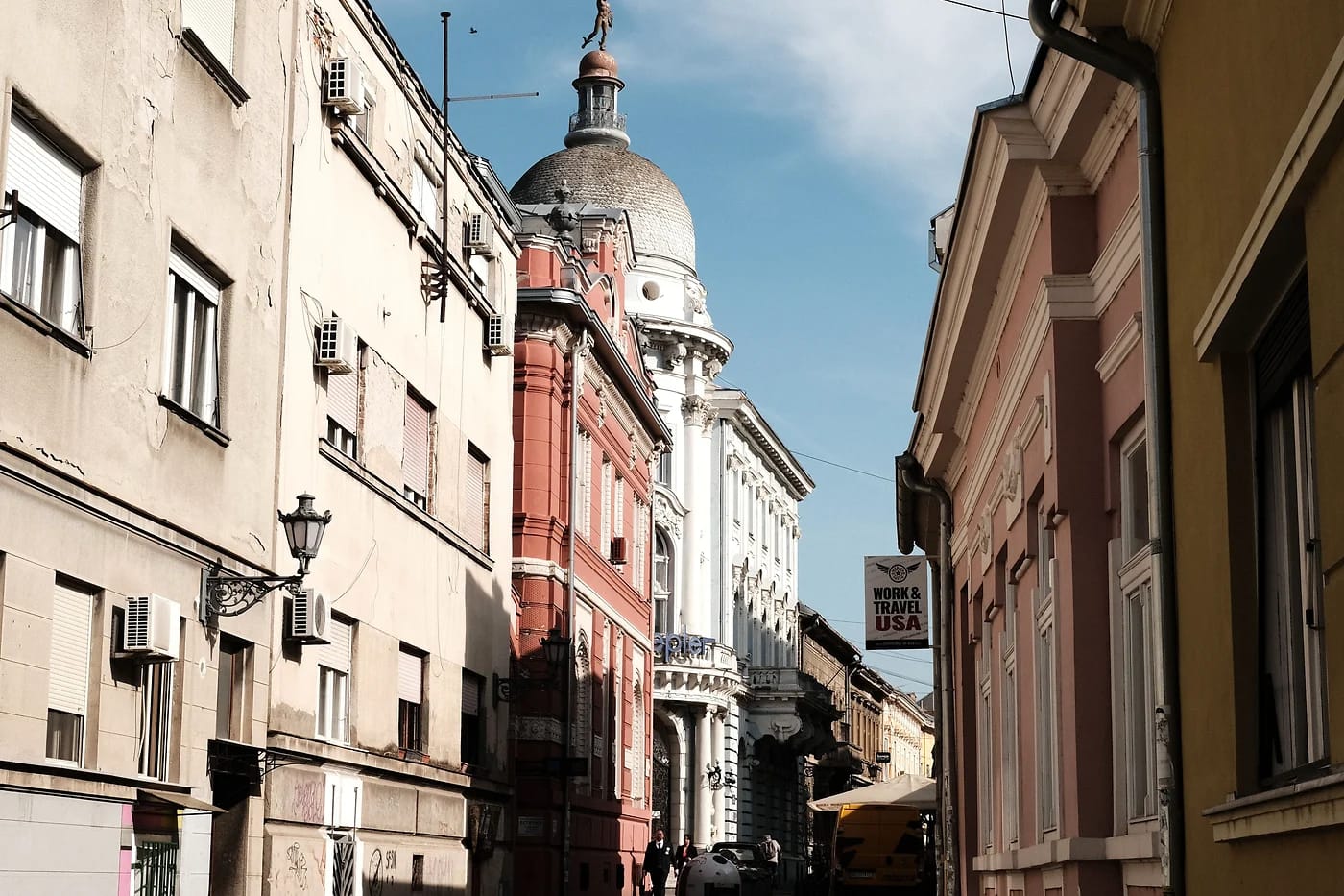 Kävelykatu ja pastellitalot Novi Sadissa