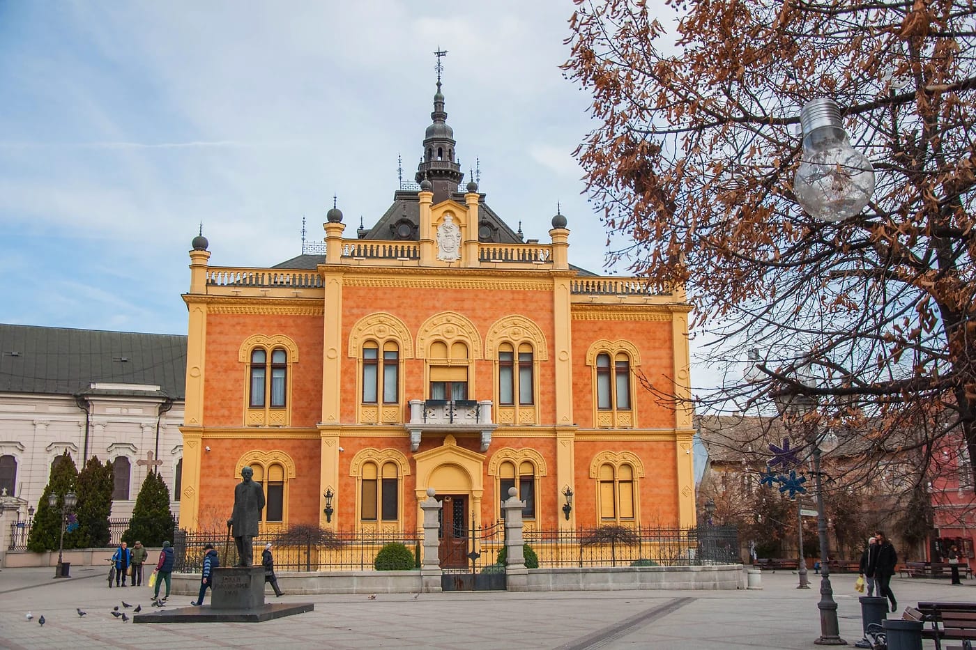 Novi Sadin raatihuone ja aukio