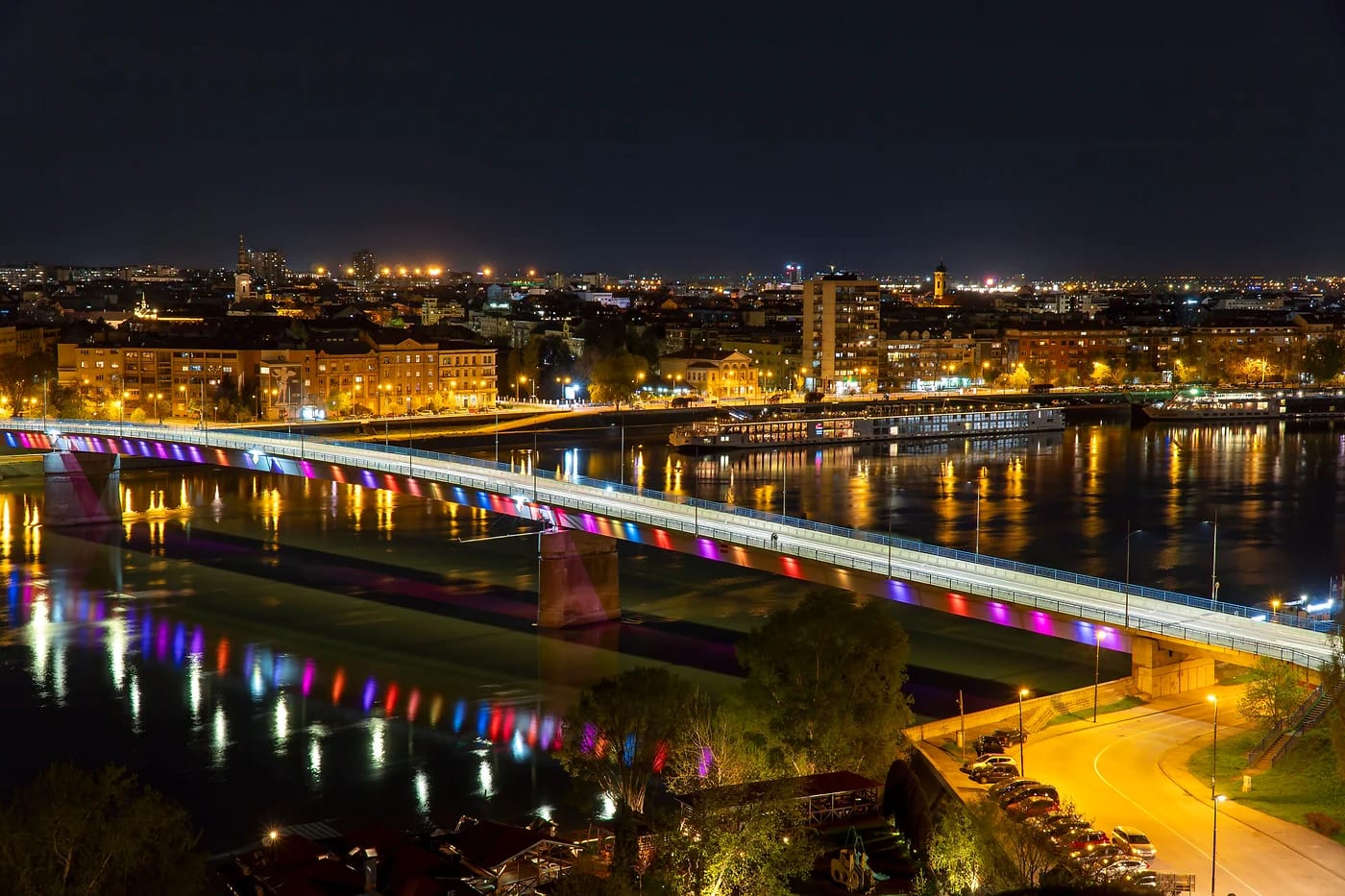 Valaistu Tonavan silta ja heijastukset Novi Sadissa yöllä