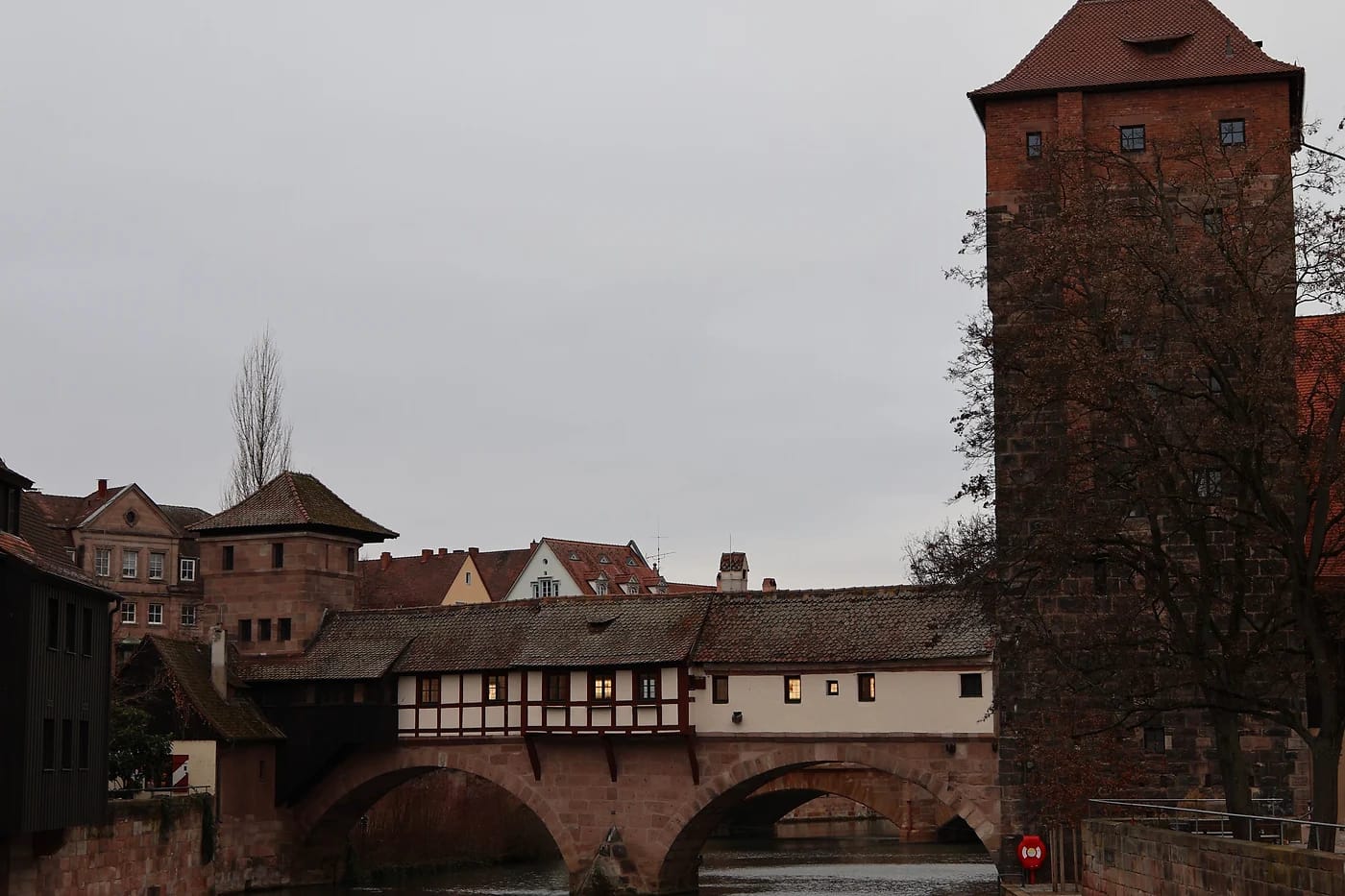 Pegnitz-joen keskiaikainen silta ja torni Nürnbergissä