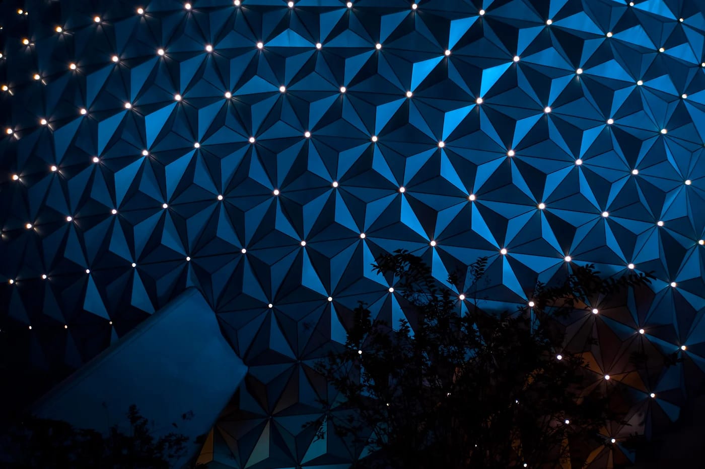 Epcotin Spaceship Earth valaistuna yöllä