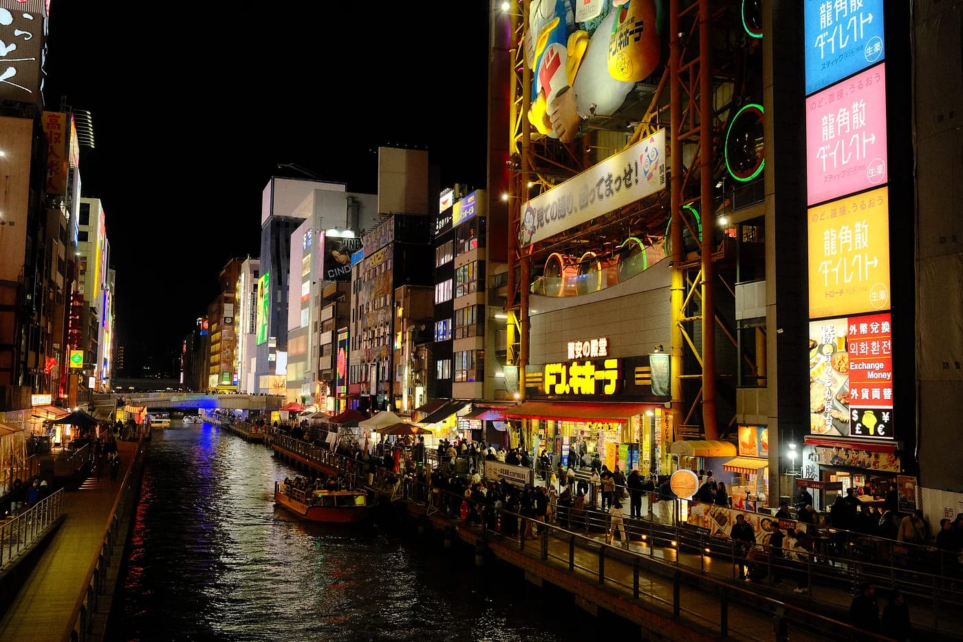 Dotonborin neonvalot kanavan yllä yöllä