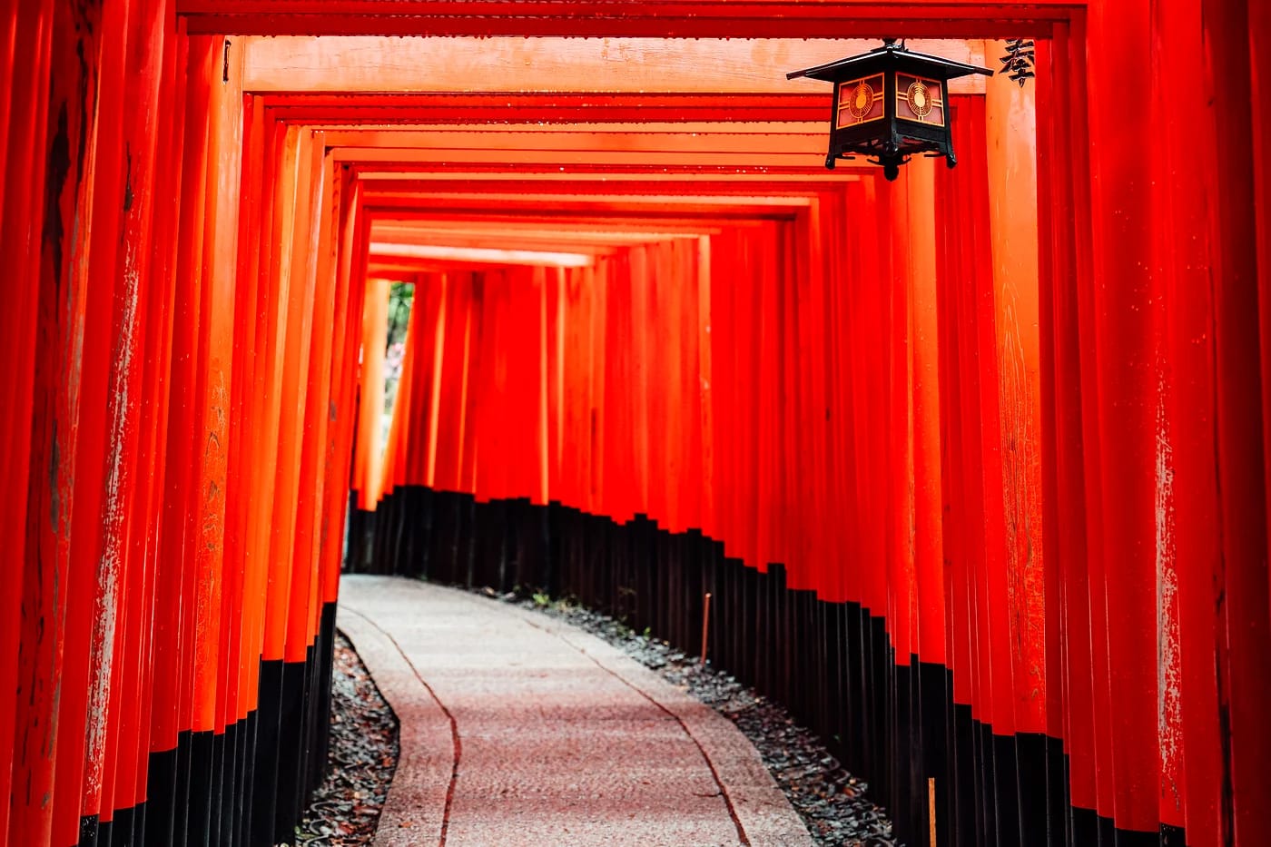 Fushimi Inarin punaiset torii-portit Kiotossa