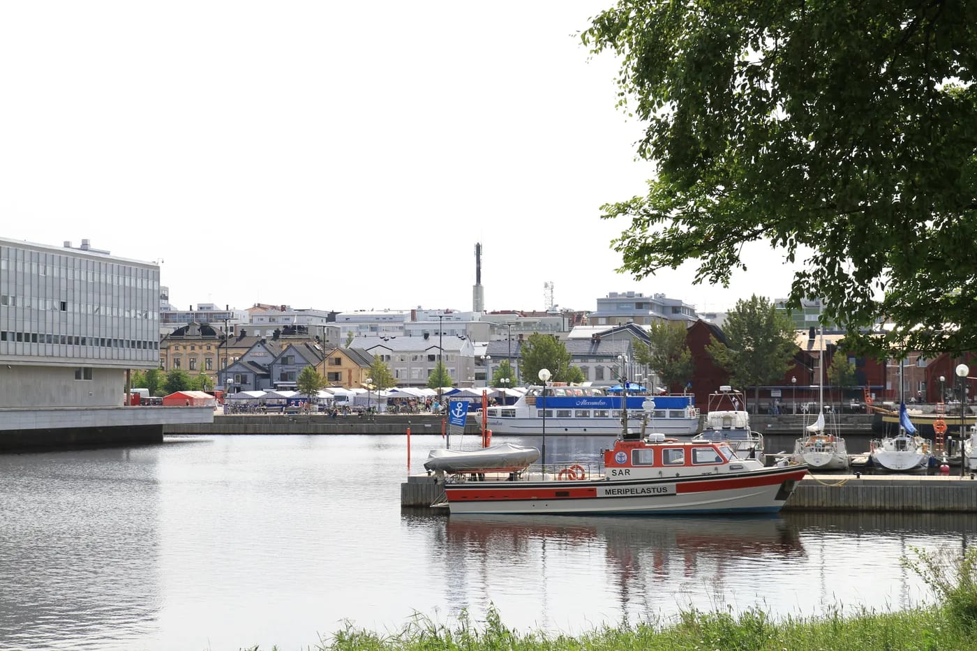 Oulun torinranta, venesatama ja punaiset tervamakasiinit