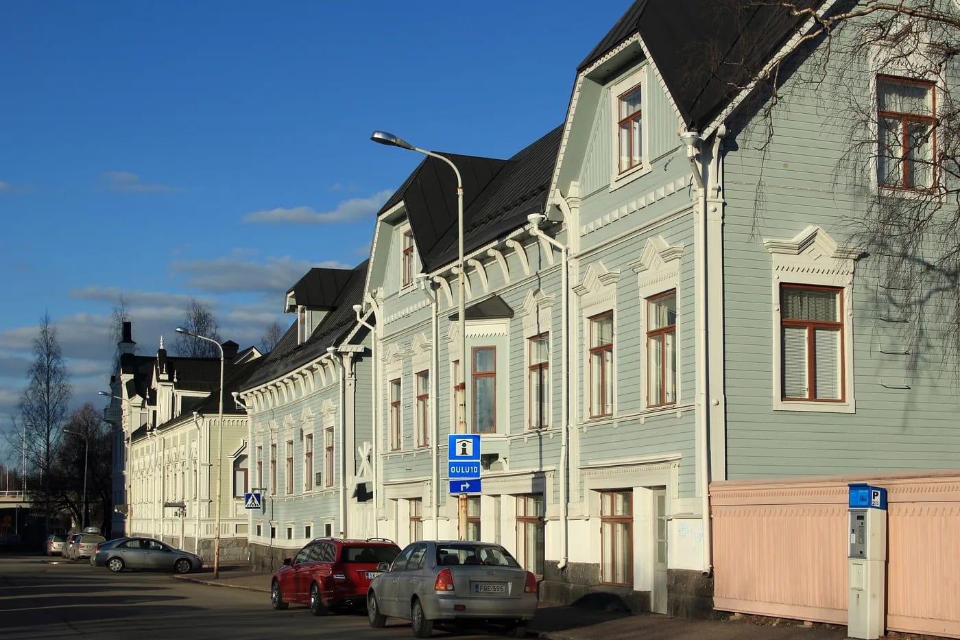 Vaaleanvihreä puutalorivistö Rantakadulla