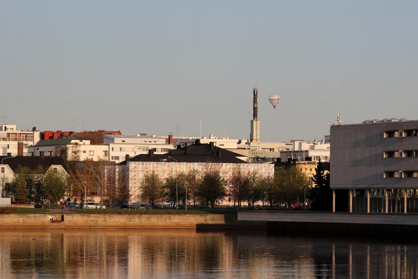 Kuumailmapallo Oulujoen yllä ja kaupungin siluetti
