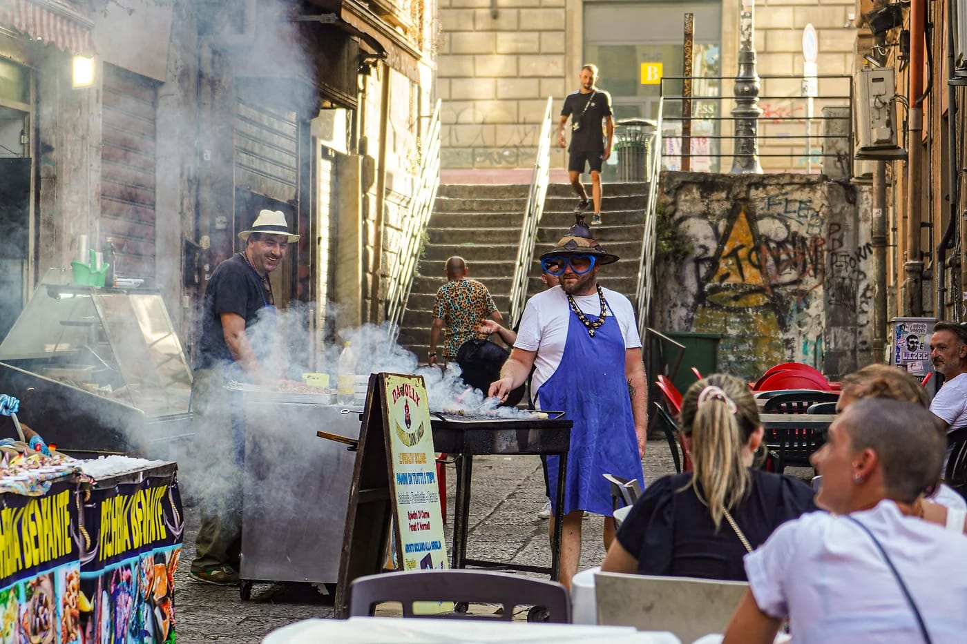 Katuruokaa savuavalta grilliltä Palermon kujalla