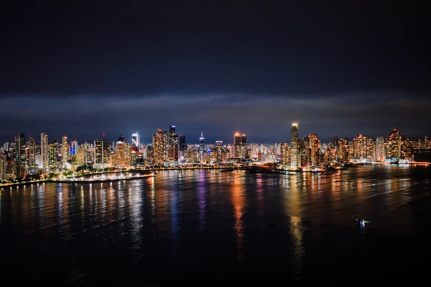 Panama Cityn valaistu siluetti yöllä
