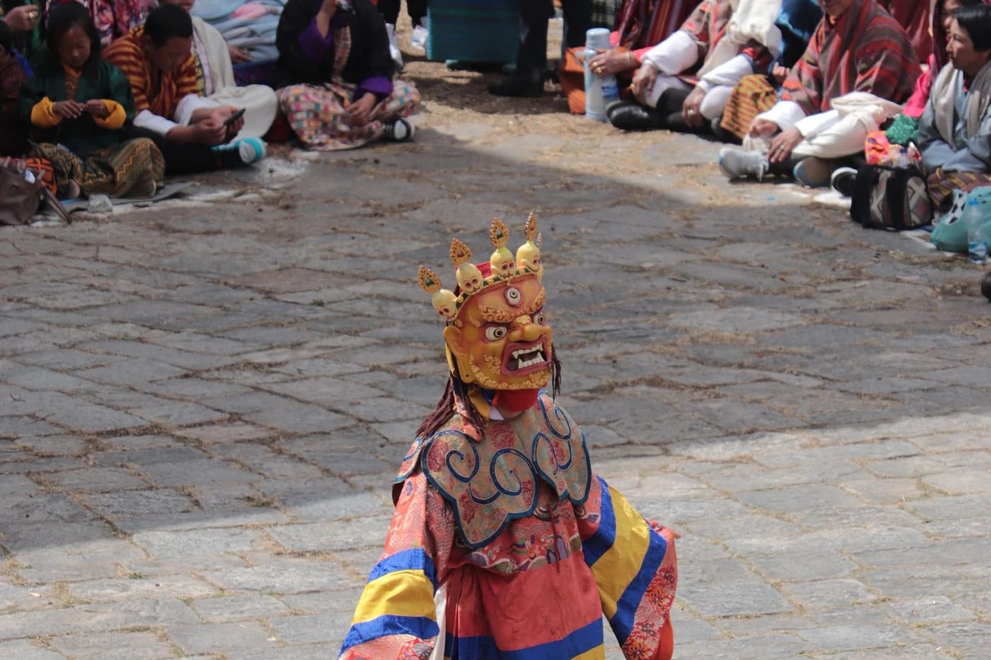 Naamiotanssija Bhutanin tsechu-festivaalilla