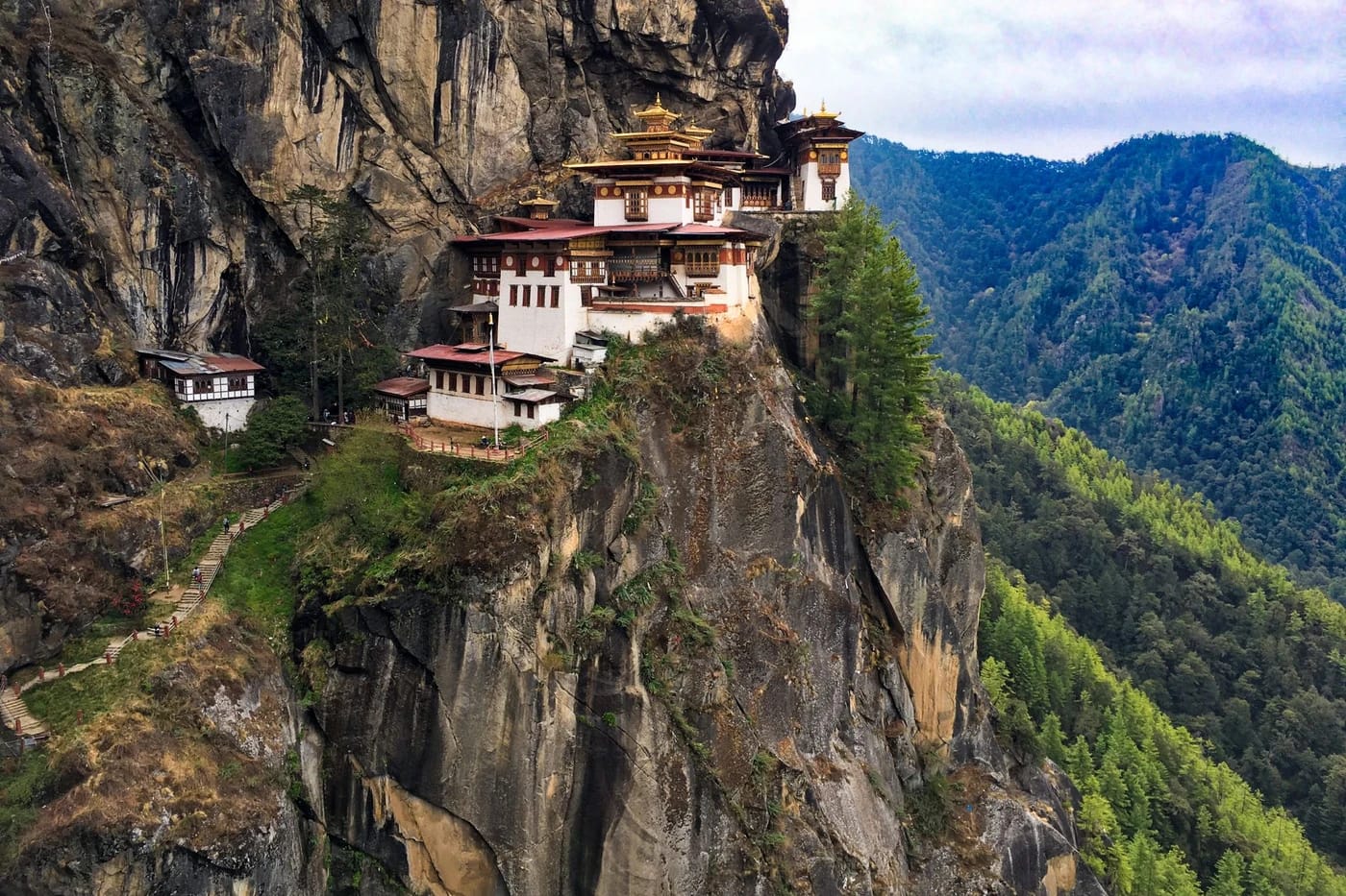 Tiger's Nest -luostari laaksosta katsottuna