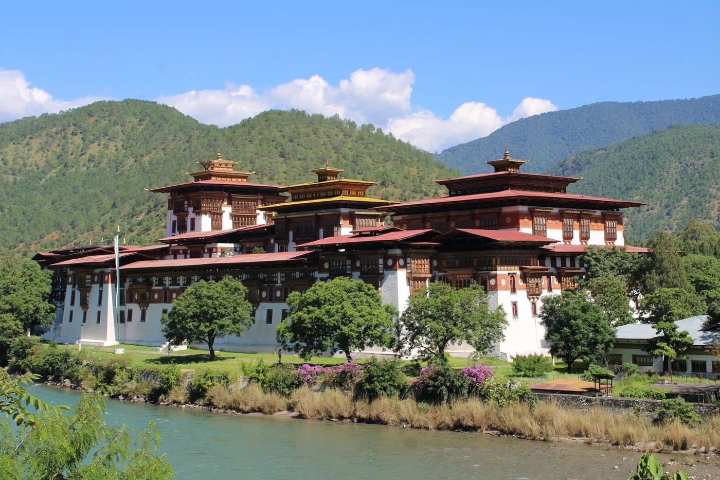 Punakha Dzong vuorten edessä