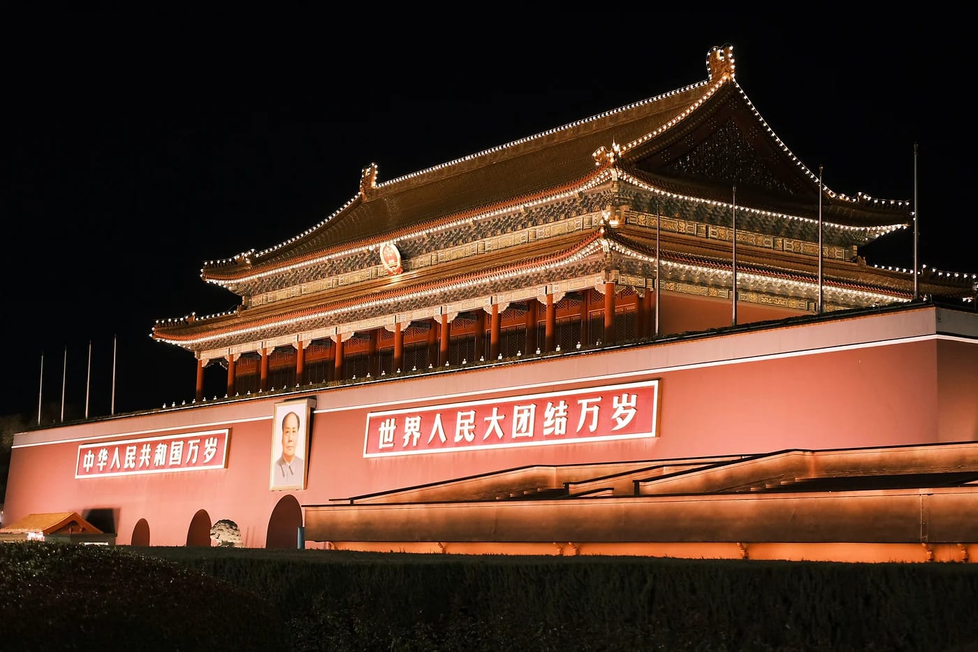 Tiananmenin portti valaistuna yöllä