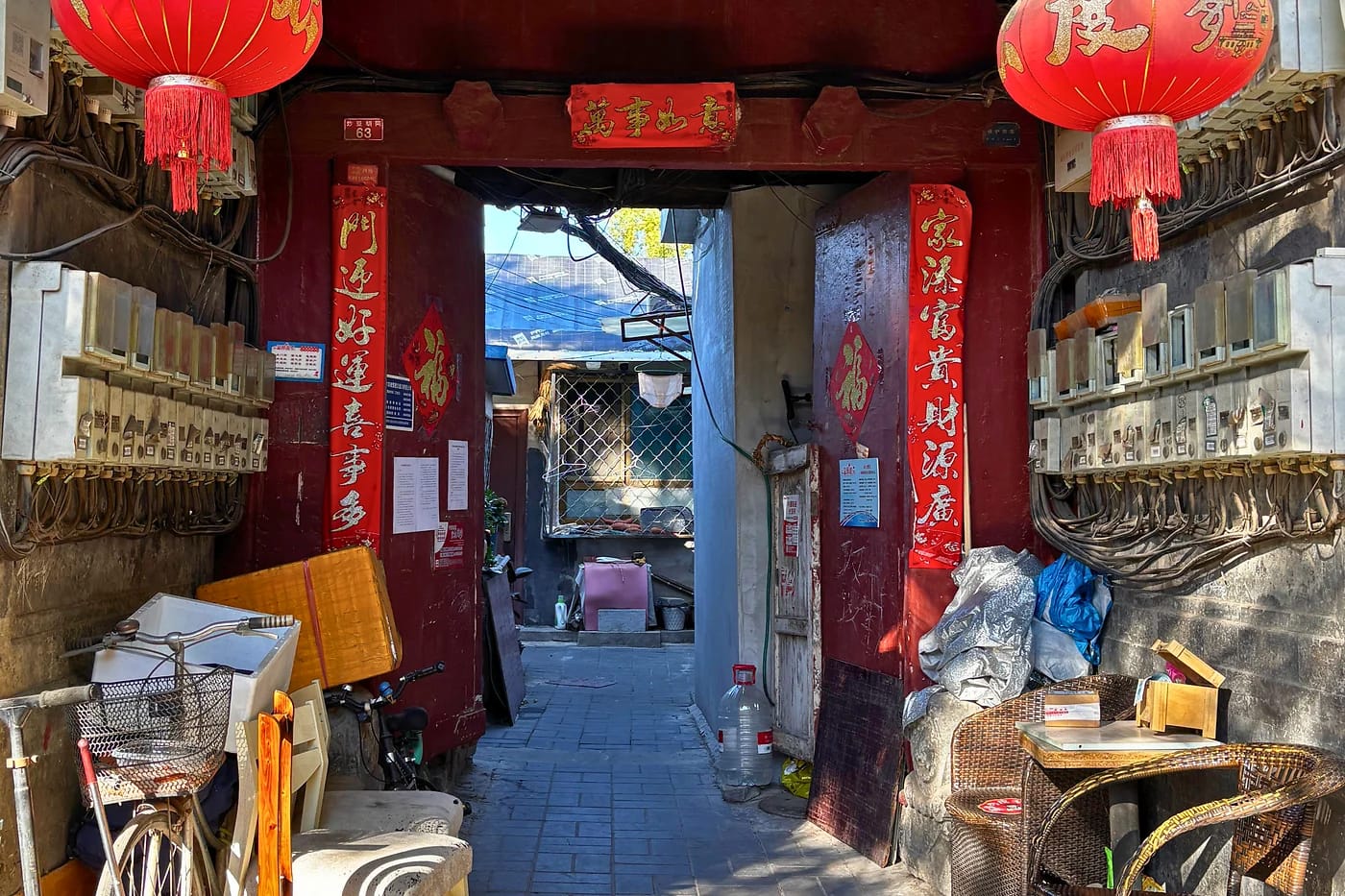 Hutong-portti punaisine lyhtyineen