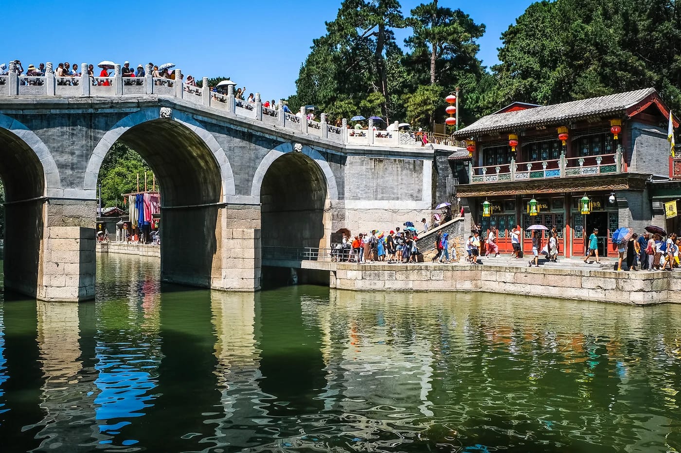 Kesäpalatsin 17-kaarinen silta Kunming-järvellä
