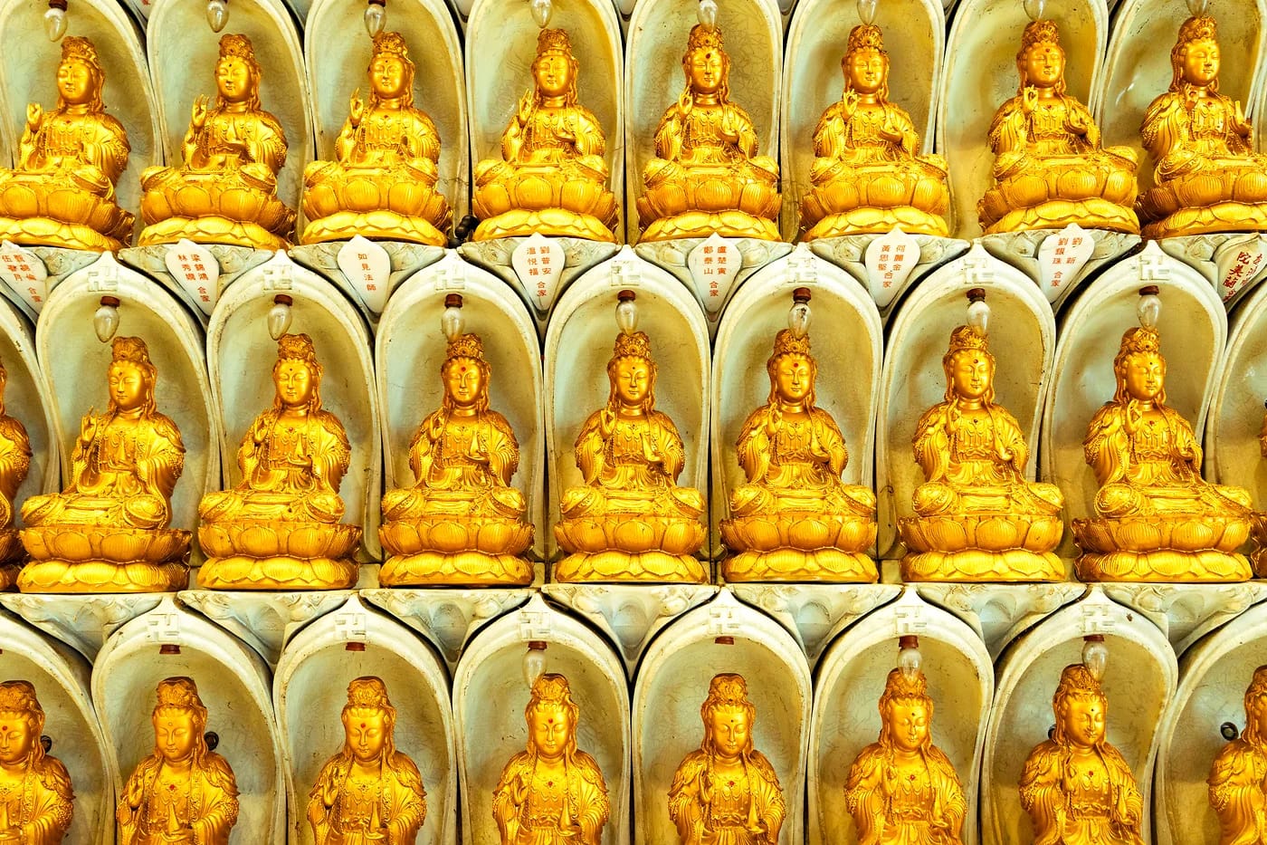 Kek Lok Si -temppelin kultaiset Guanyin-patsaat