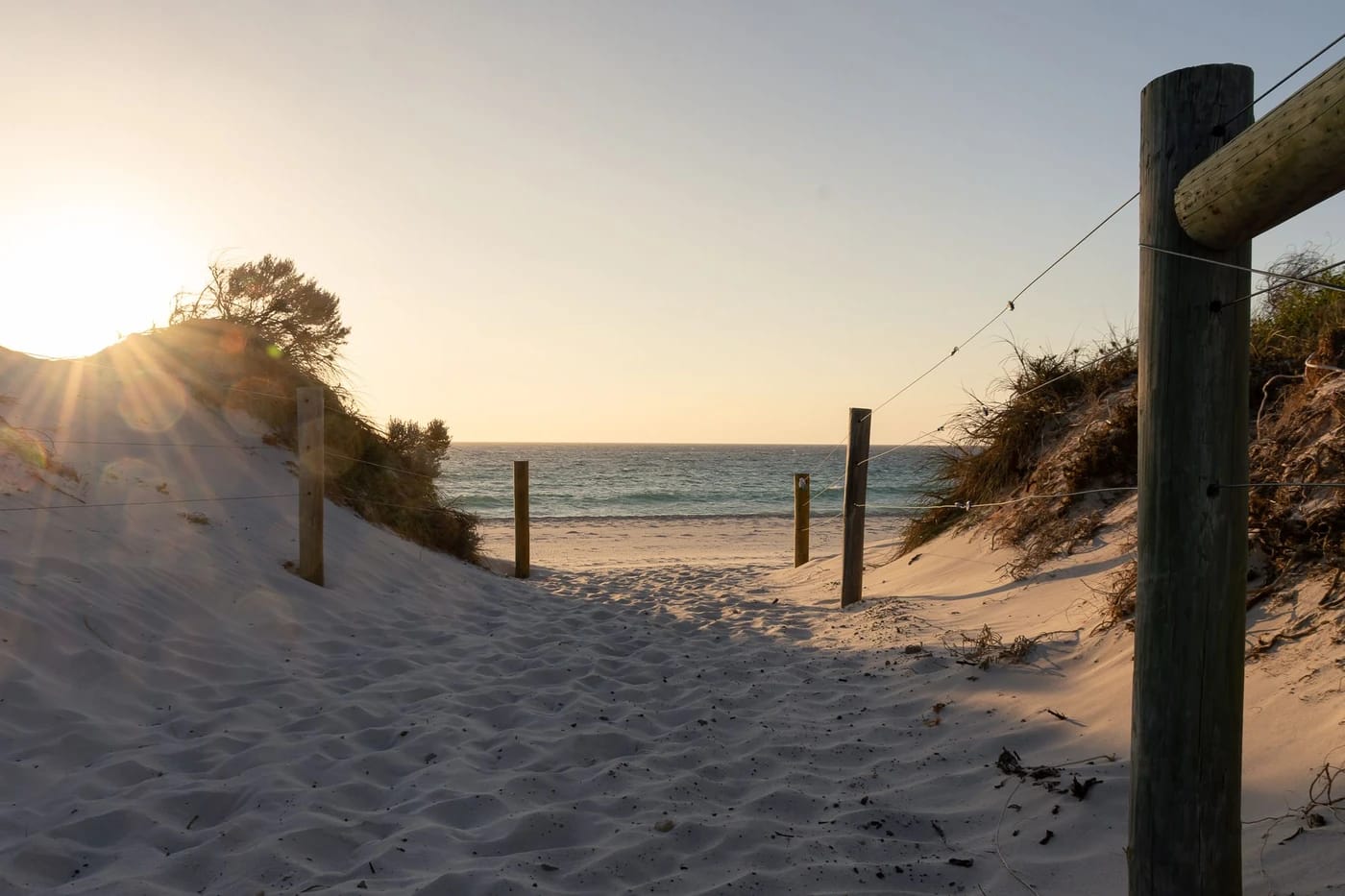 Auringonlasku Cottesloe Beachin dyyneiltä